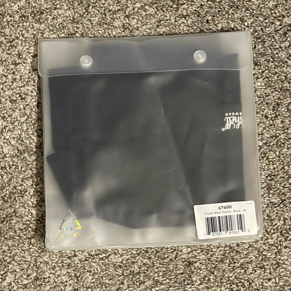 Bombshell Bike Shorts with Pockets - Picture 5 of 10